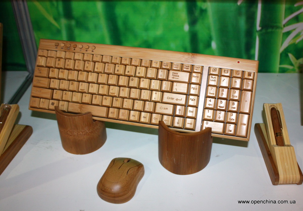 Компьютерная клавиатура и беспроводня мышка, выполнены из натурального бамбука