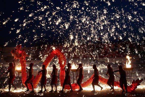 Китайские артисты исполняют танец огненного дракона на храмовой ярмарке в честь Китайского Нового года в Пекине